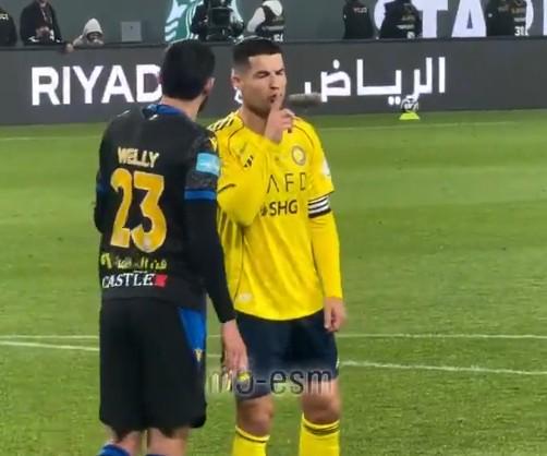 C罗和布赖代球员禁区内互动，C罗用手势示意对手“少说多做”